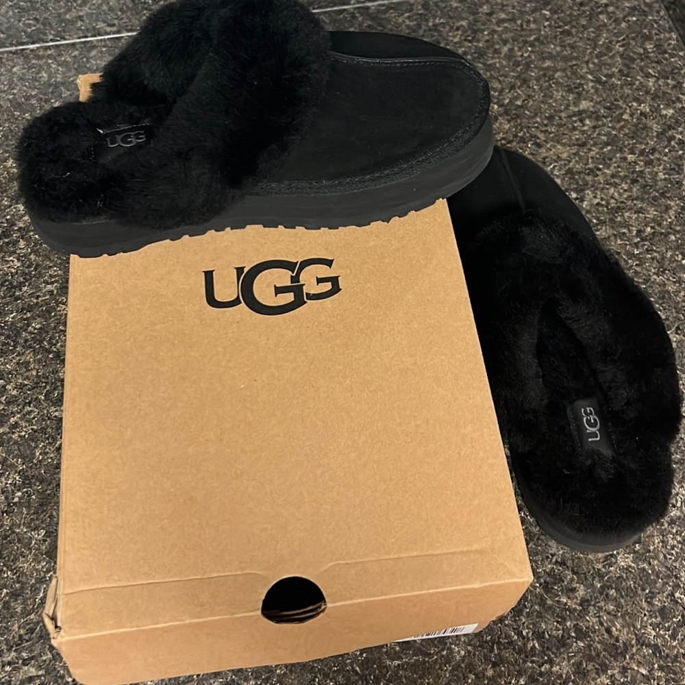 Black disquette Uggs